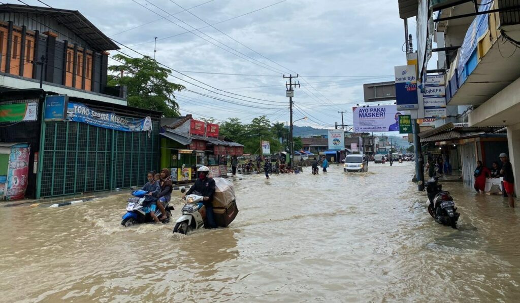 teks eksplanasi banjir